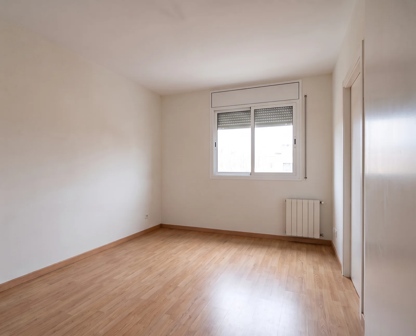 Dormitorio vacío, antes del home staging
